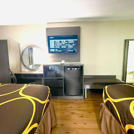 Super 8 By Wyndham Ithaca Hotel Екстериор снимка