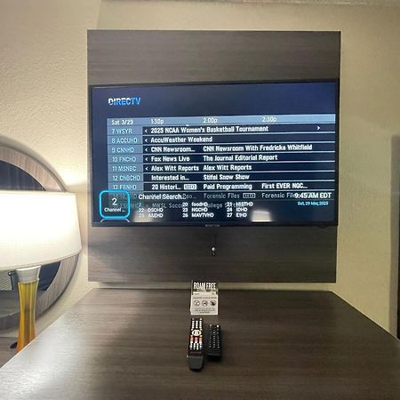 Super 8 By Wyndham Ithaca Hotel Екстериор снимка