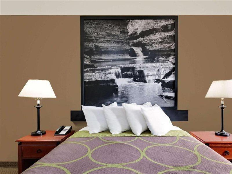 Super 8 By Wyndham Ithaca Hotel Екстериор снимка