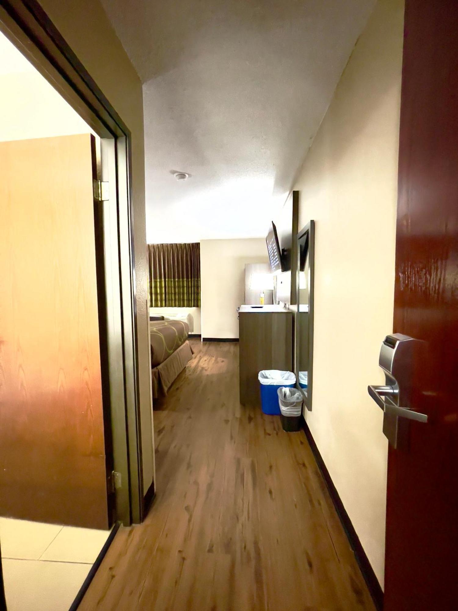 Super 8 By Wyndham Ithaca Hotel Екстериор снимка