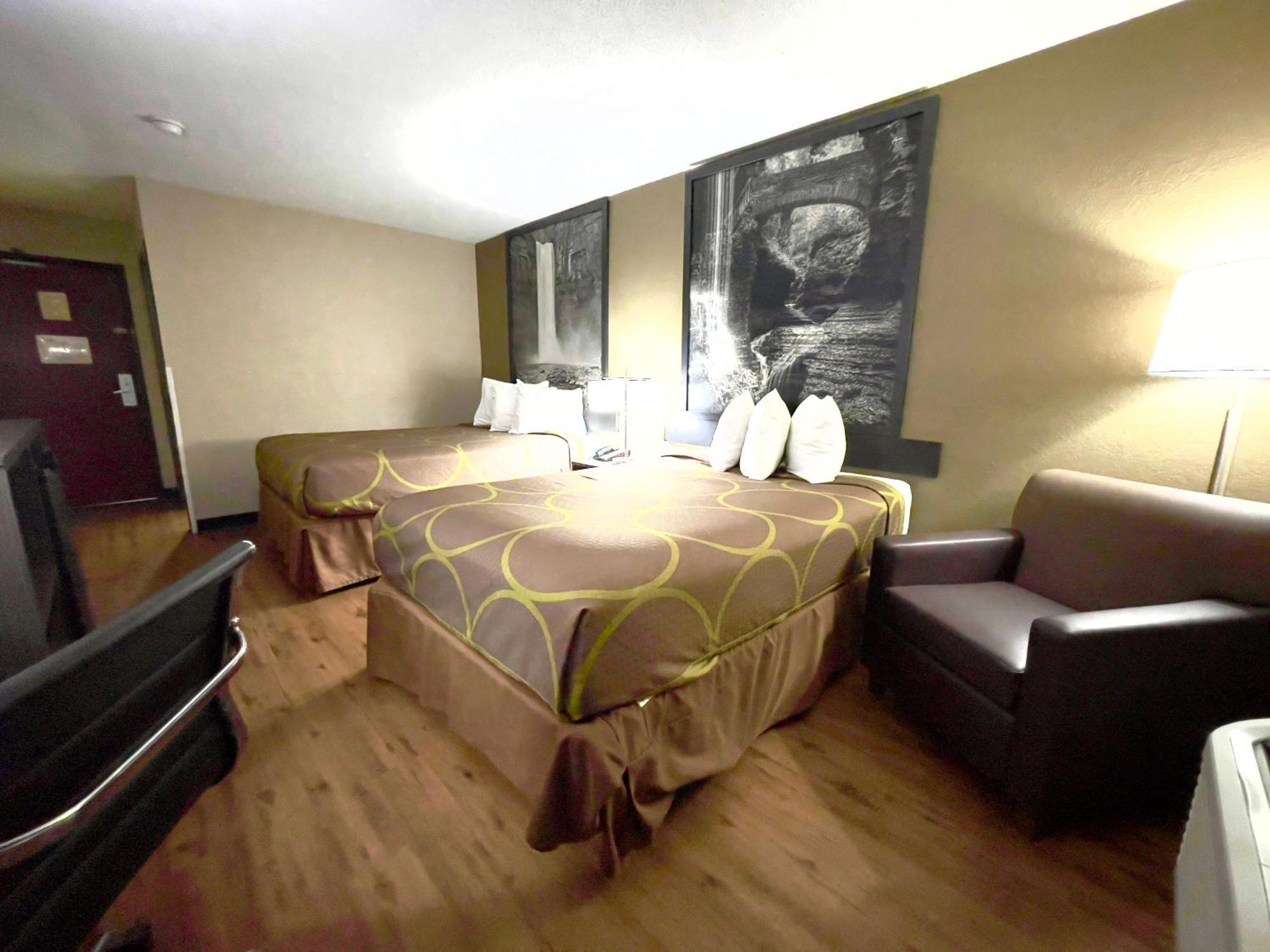 Super 8 By Wyndham Ithaca Hotel Екстериор снимка