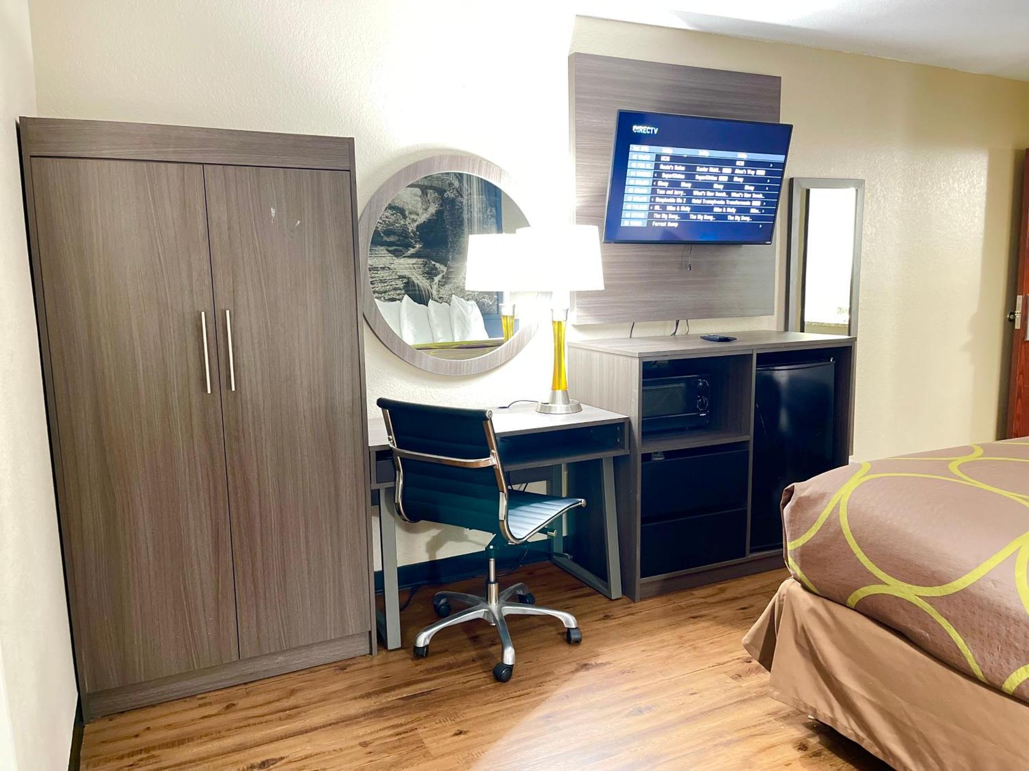 Super 8 By Wyndham Ithaca Hotel Екстериор снимка