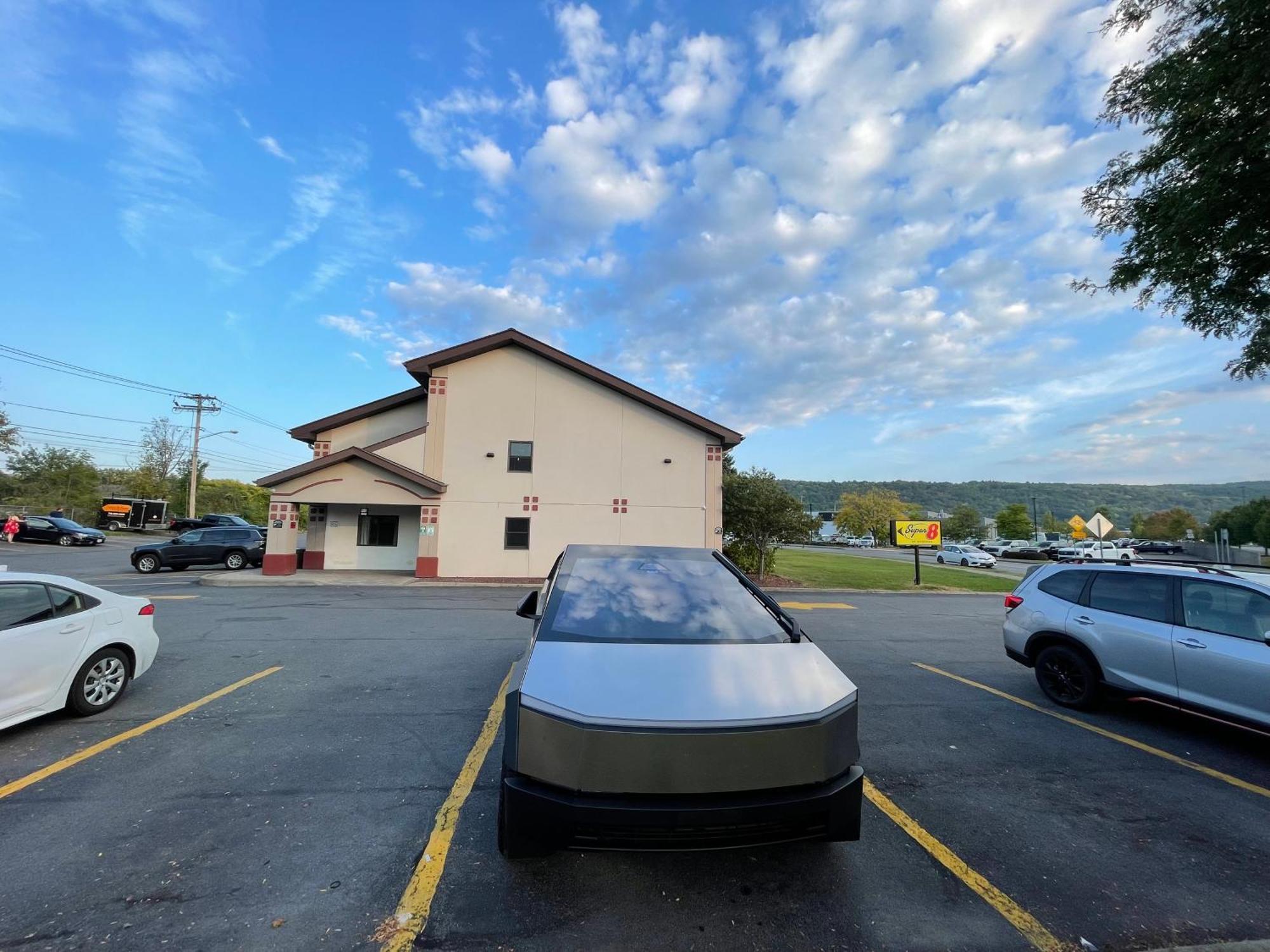 Super 8 By Wyndham Ithaca Hotel Екстериор снимка