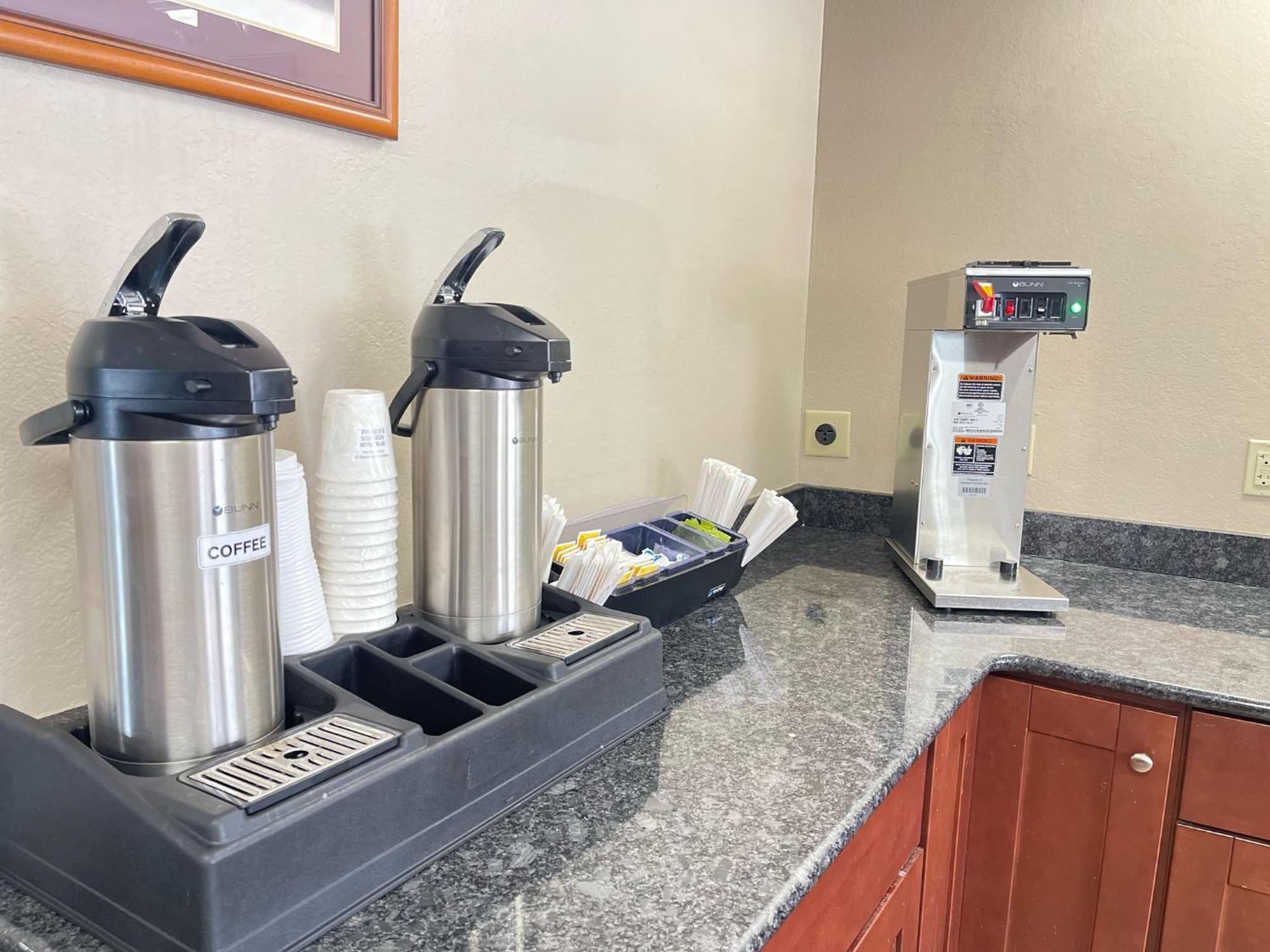 Super 8 By Wyndham Ithaca Hotel Екстериор снимка