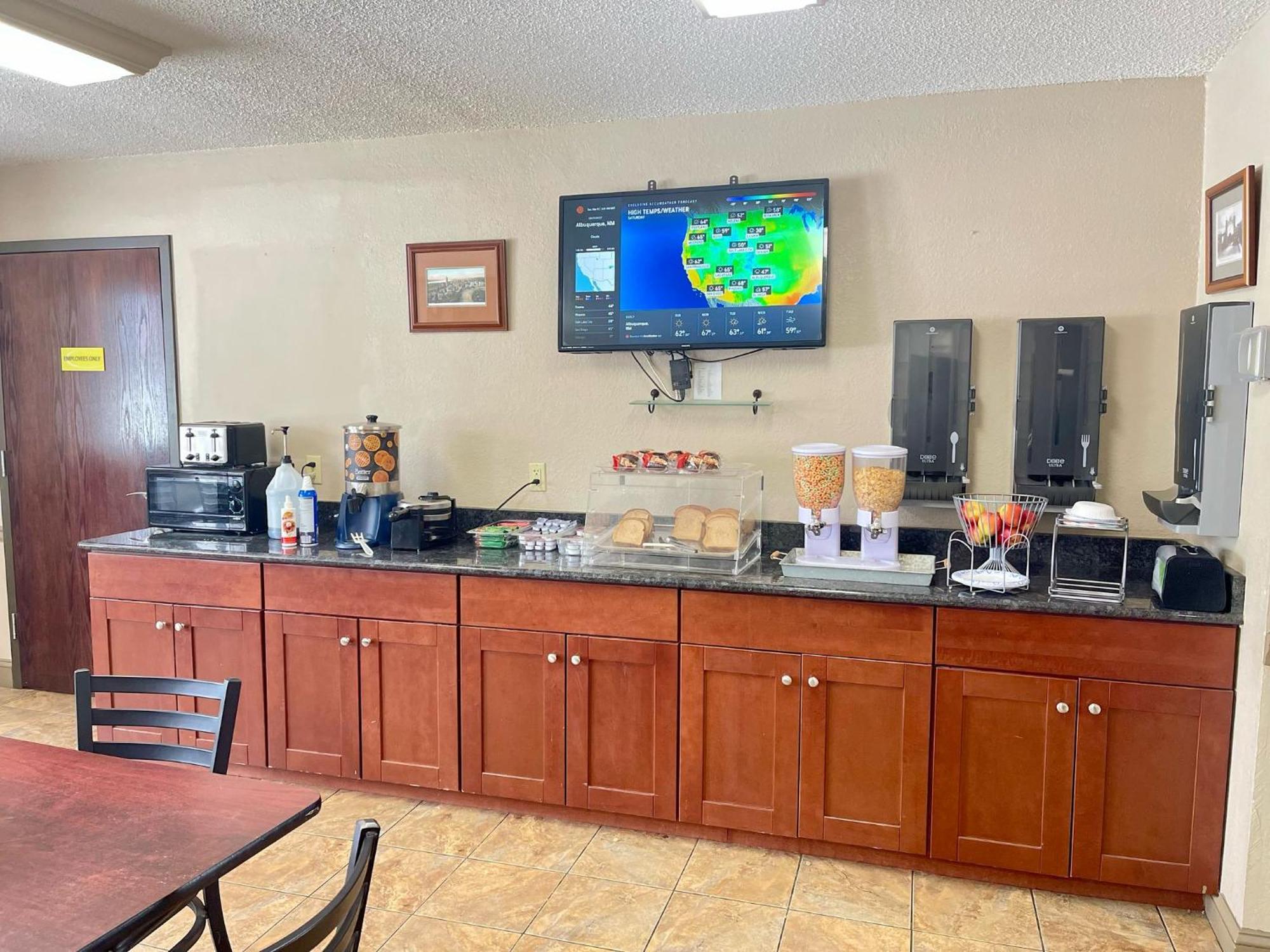 Super 8 By Wyndham Ithaca Hotel Екстериор снимка
