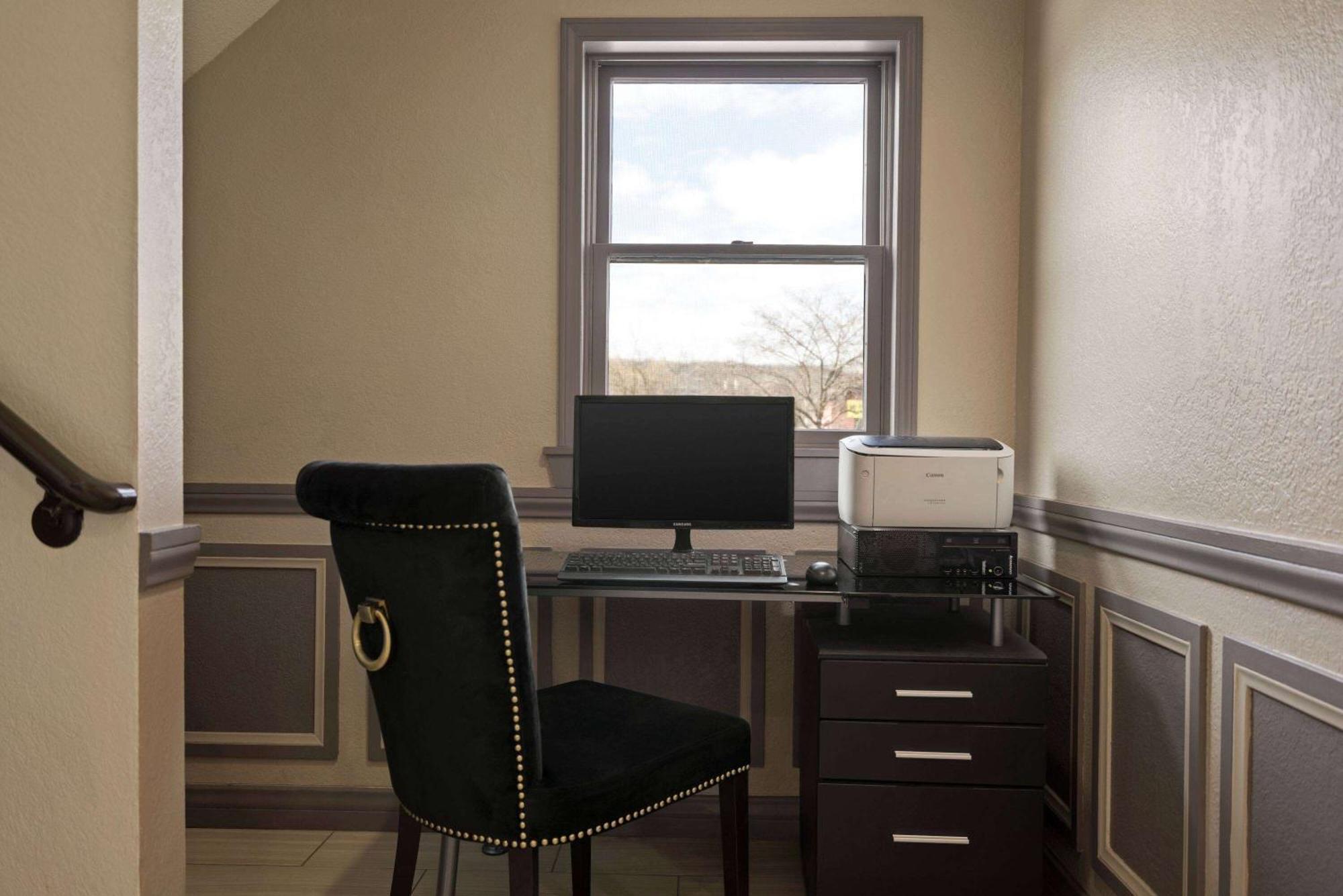 Super 8 By Wyndham Ithaca Hotel Екстериор снимка