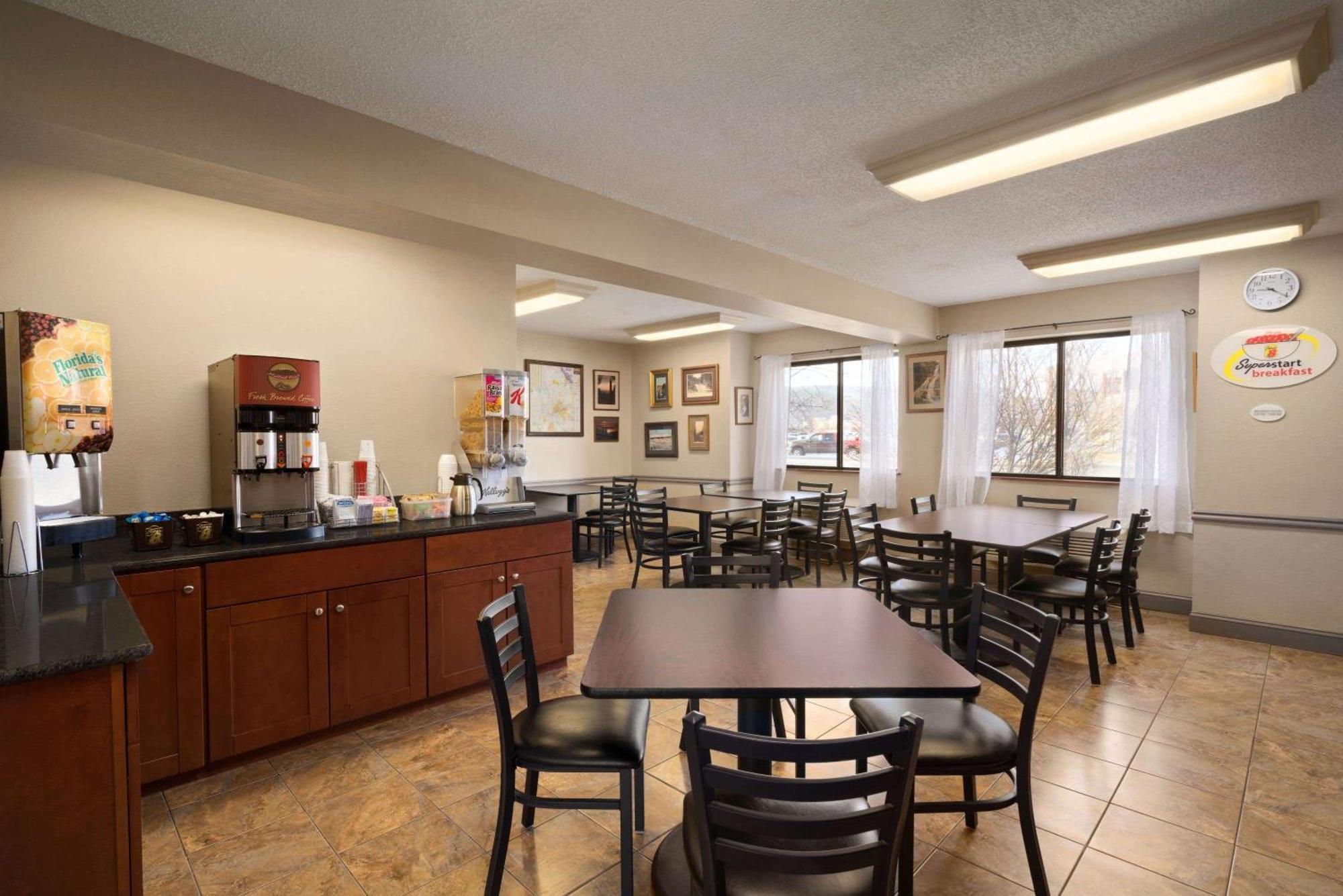 Super 8 By Wyndham Ithaca Hotel Екстериор снимка