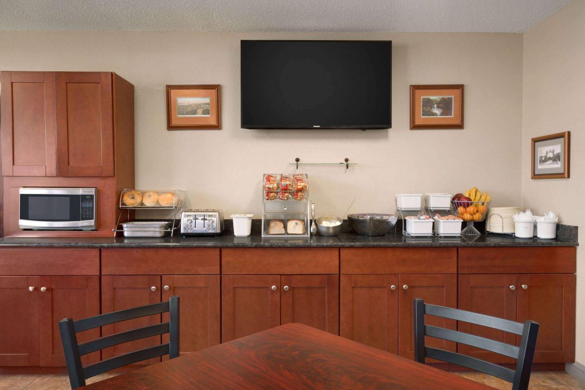 Super 8 By Wyndham Ithaca Hotel Екстериор снимка