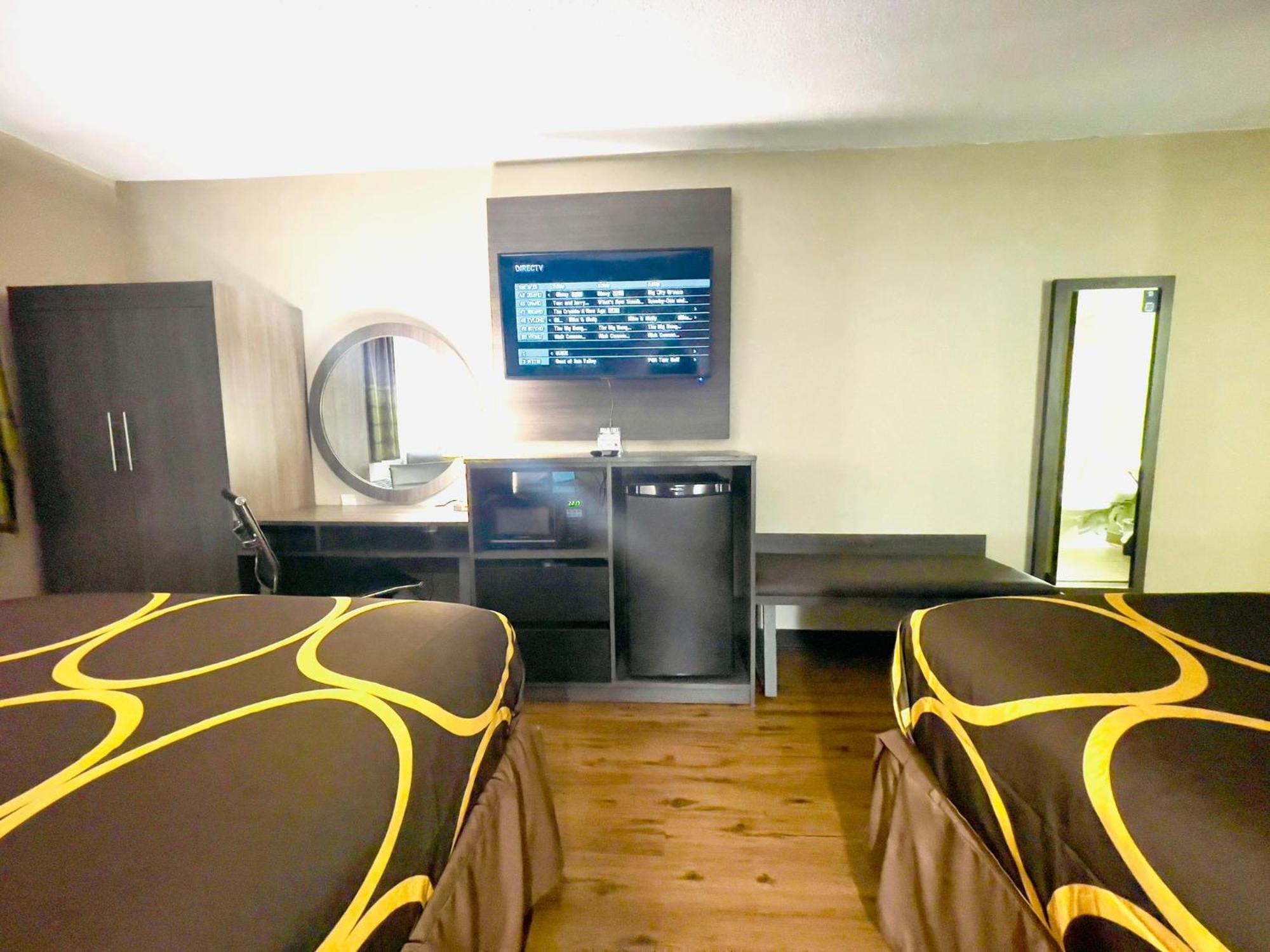 Super 8 By Wyndham Ithaca Hotel Екстериор снимка