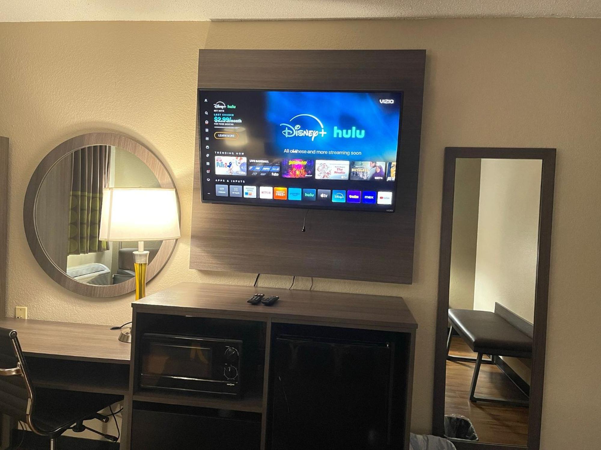Super 8 By Wyndham Ithaca Hotel Екстериор снимка