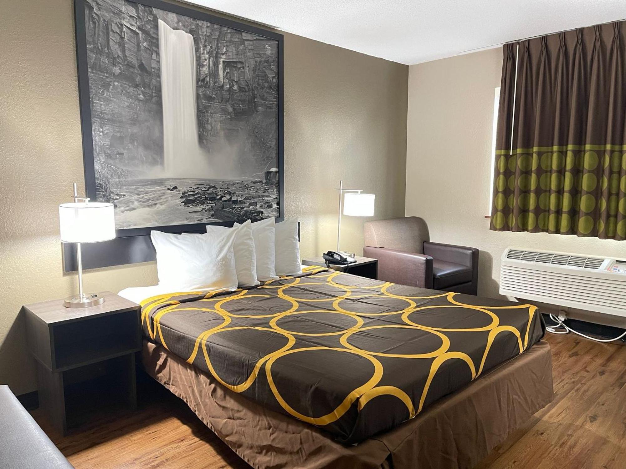 Super 8 By Wyndham Ithaca Hotel Екстериор снимка