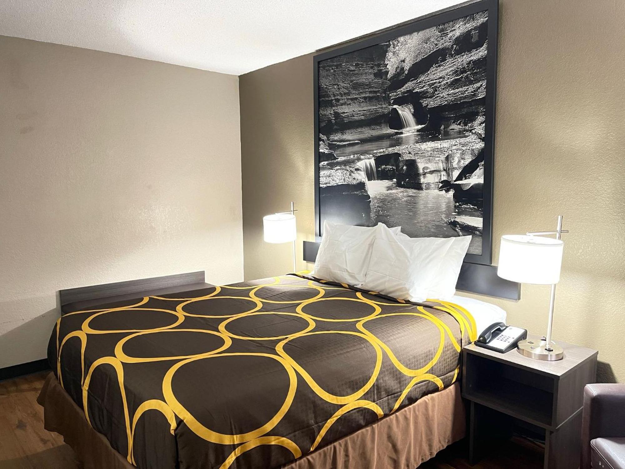 Super 8 By Wyndham Ithaca Hotel Екстериор снимка