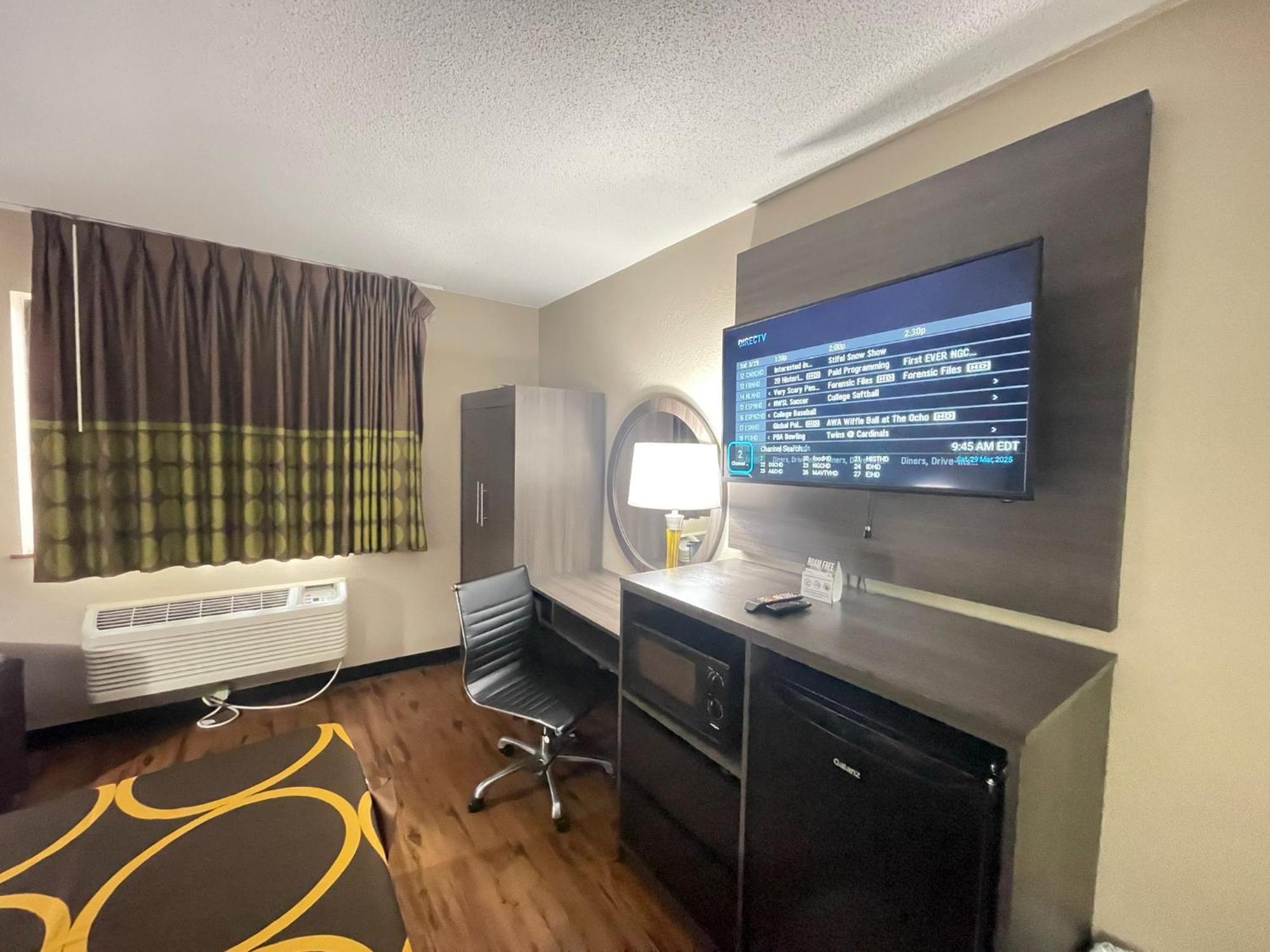 Super 8 By Wyndham Ithaca Hotel Екстериор снимка