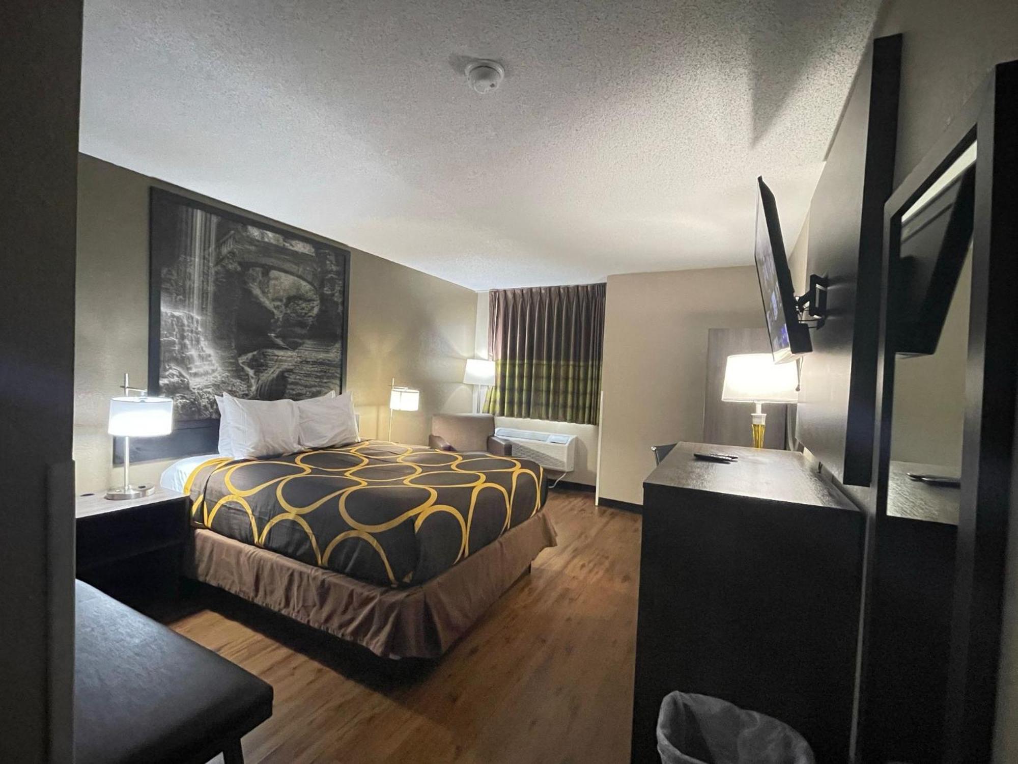Super 8 By Wyndham Ithaca Hotel Екстериор снимка