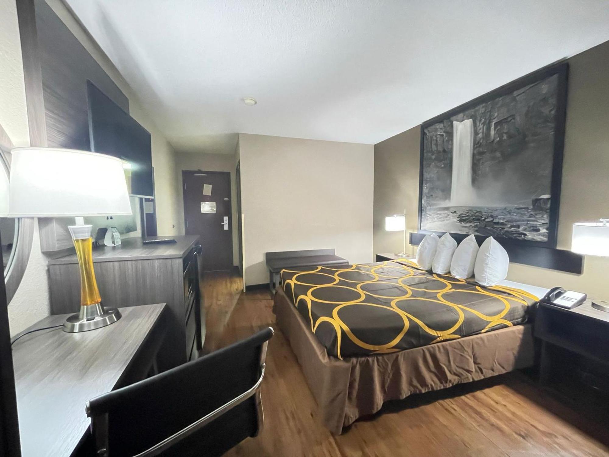 Super 8 By Wyndham Ithaca Hotel Екстериор снимка