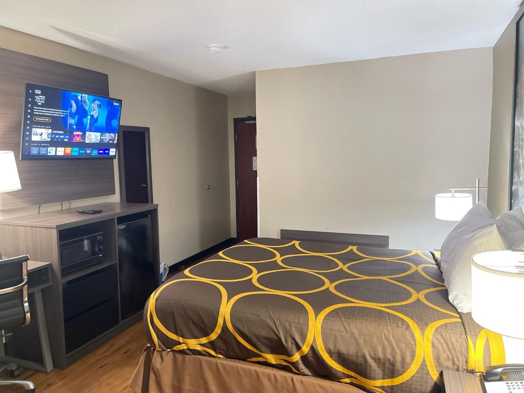 Super 8 By Wyndham Ithaca Hotel Екстериор снимка