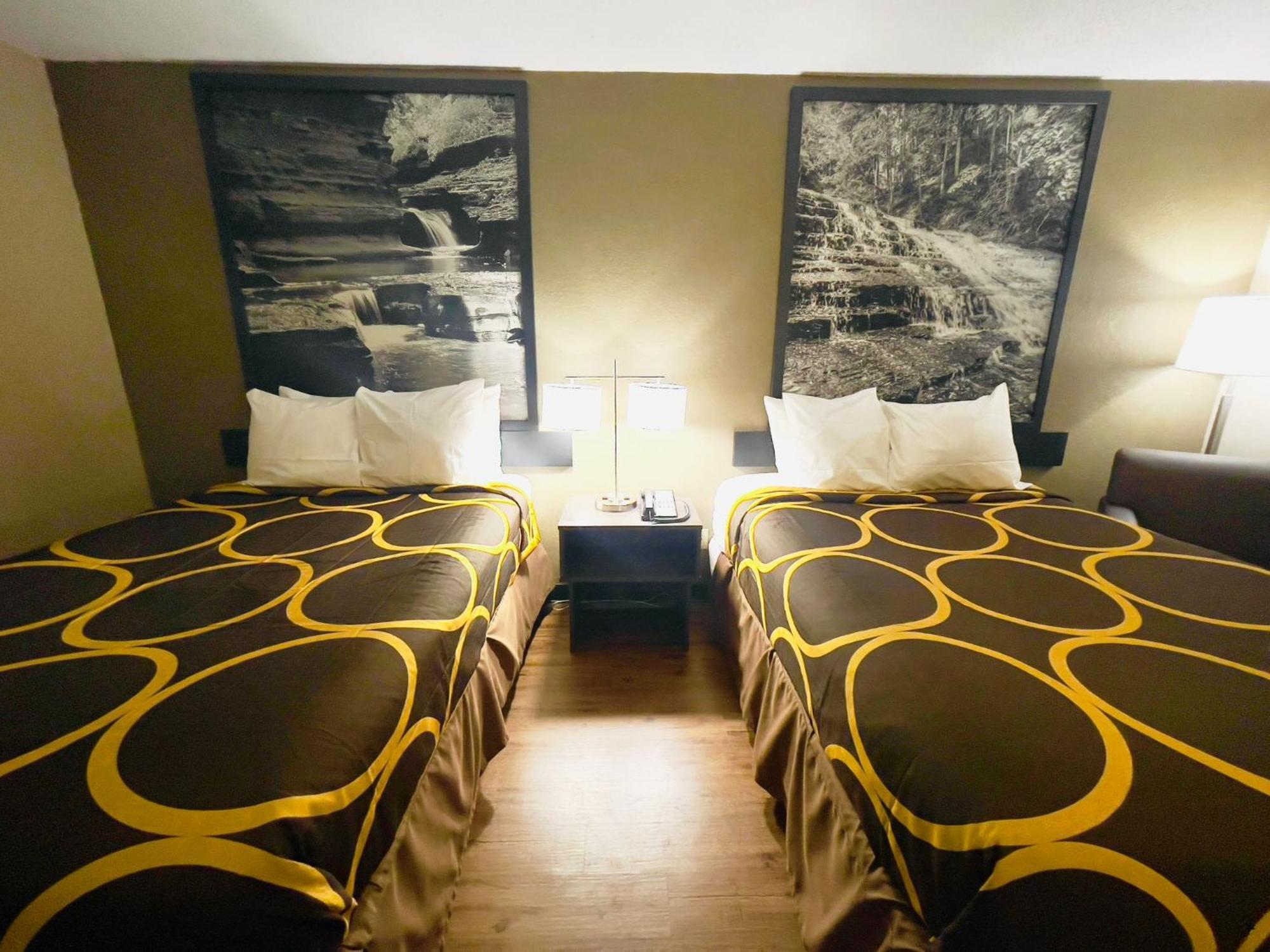 Super 8 By Wyndham Ithaca Hotel Екстериор снимка
