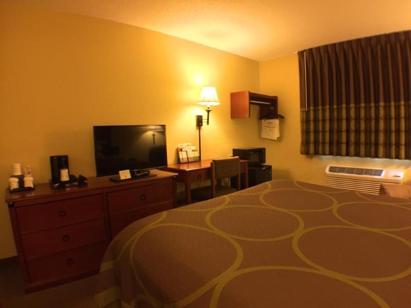Super 8 By Wyndham Ithaca Hotel Екстериор снимка