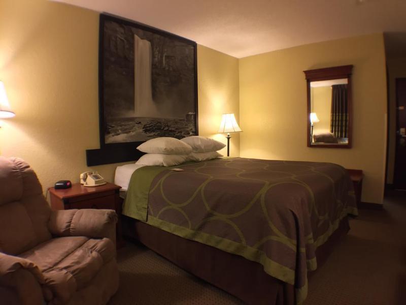 Super 8 By Wyndham Ithaca Hotel Екстериор снимка