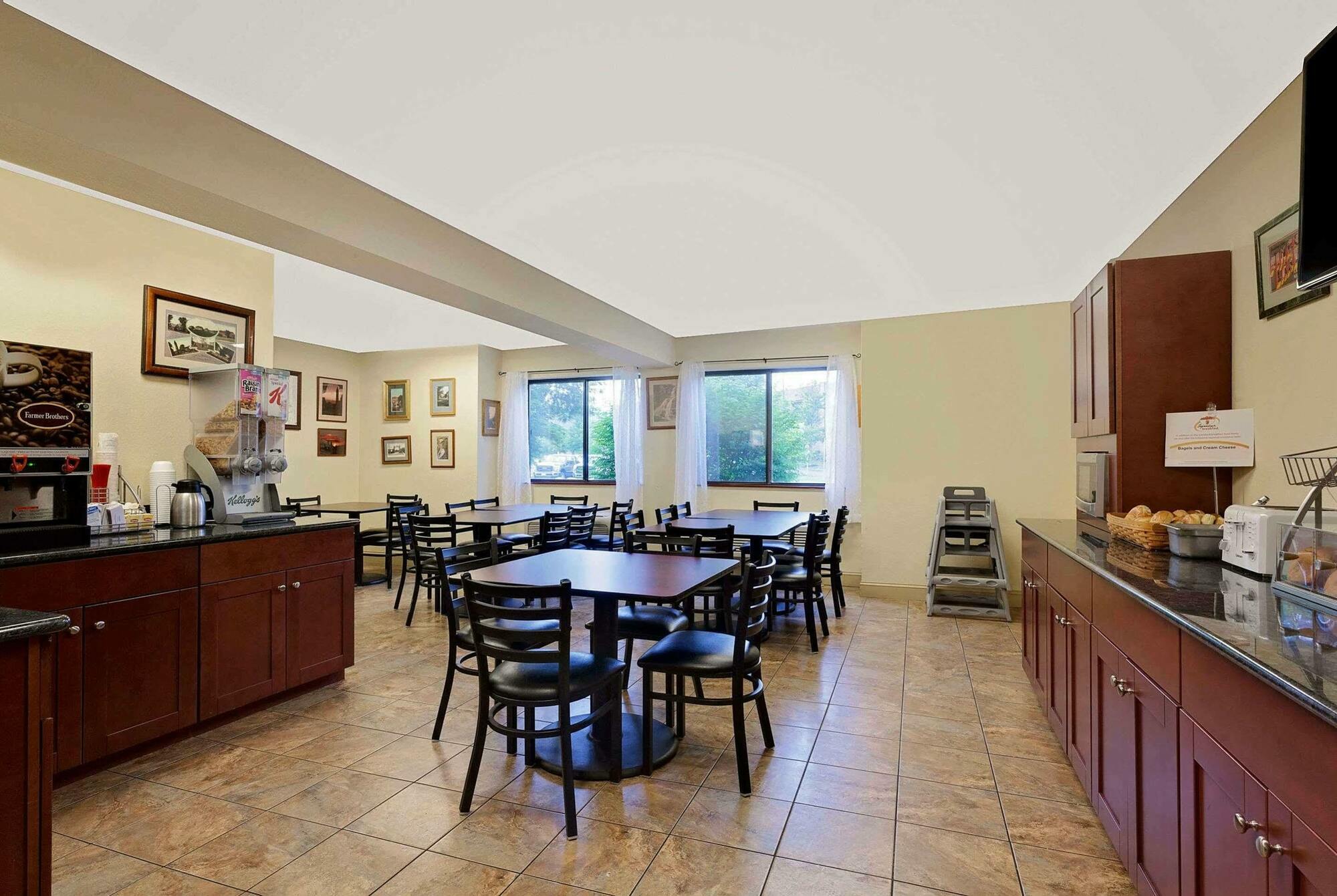 Super 8 By Wyndham Ithaca Hotel Екстериор снимка
