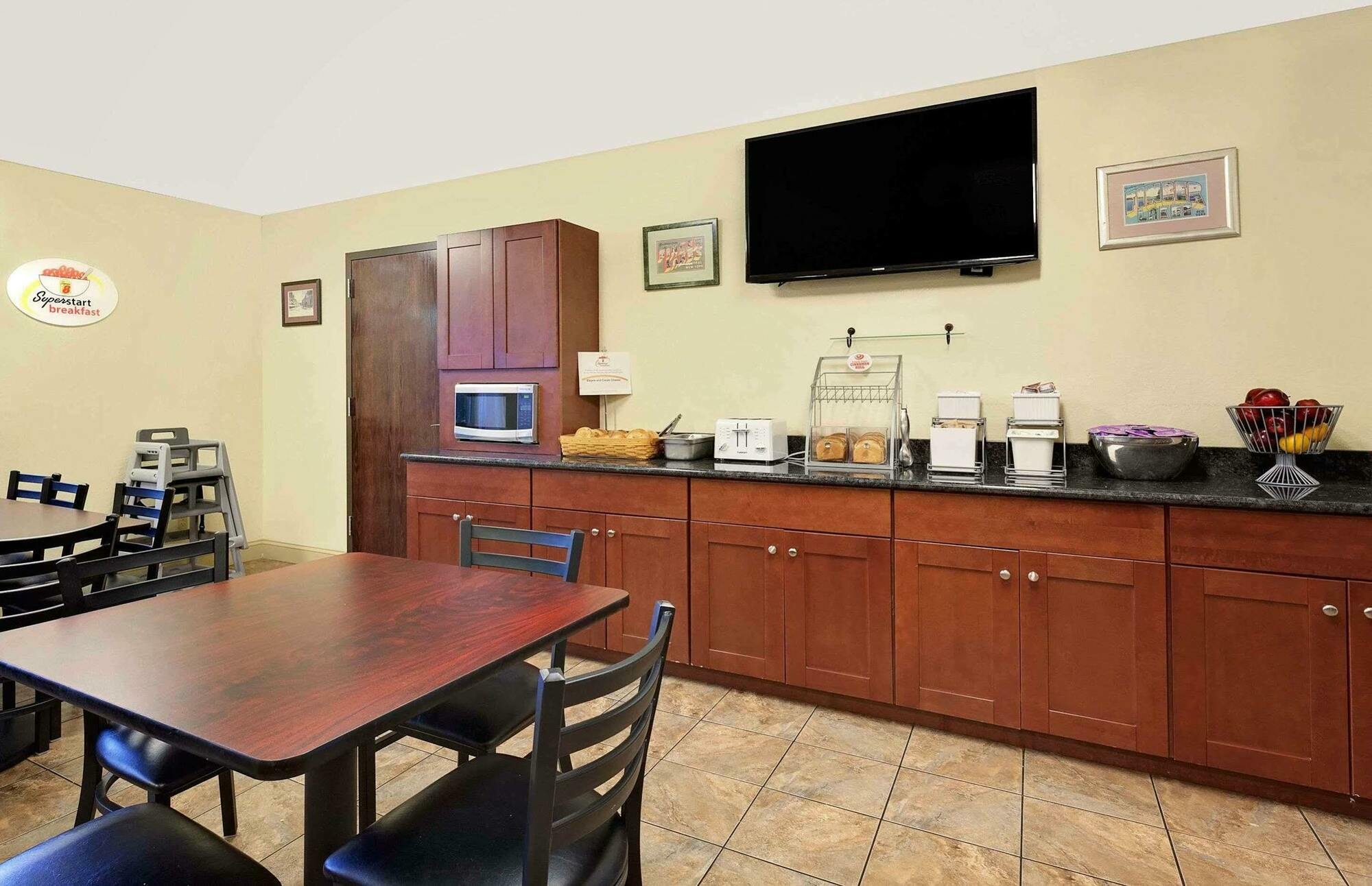 Super 8 By Wyndham Ithaca Hotel Екстериор снимка